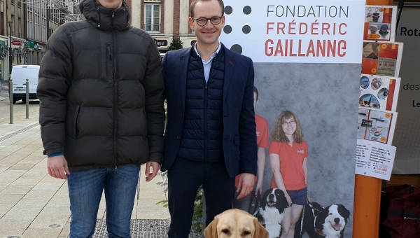Grâce à la Fondation Frédéric Gaillanne, Salim bénéficie de l'aide de son chien Loen au quotidien